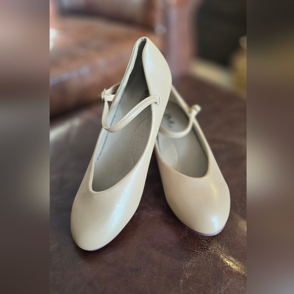 New Stelle 2" Heel Character Dance Shoes With Strap Tan Size 8.5